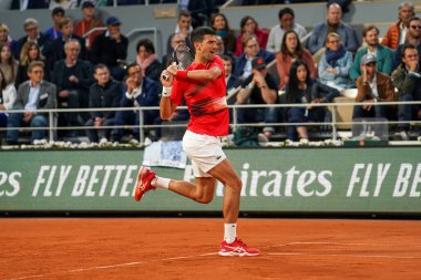 PARIS, FRANCE - 31 Mayıs 2022: Sırbistan Grand Slam şampiyonu Novak Cokoviç İspanya 'dan Rafael Nadal ile 2022' de Fransa 'nın başkenti Paris' te oynanan çeyrek final karşılaşmasında