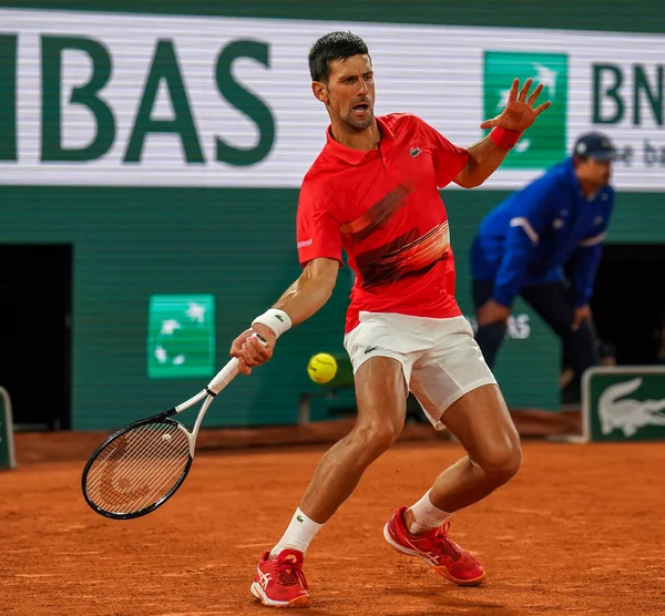 PARIS, FRANCE - 31 Mayıs 2022: Sırbistan Grand Slam şampiyonu Novak Cokoviç İspanya 'dan Rafael Nadal ile 2022' de Fransa 'nın başkenti Paris' te oynanan çeyrek final karşılaşmasında