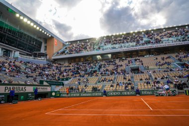 PARIS, FRANCE- 30 Mayıs 2022: Le Stade Roland Garros 'ta Philippe Chatrier Sarayı 4. tur maçı sırasında Paris, Fransa' da Roland Garros