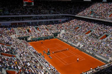 PARIS, FRANCE- 30 Mayıs 2022: Le Stade Roland Garros 'ta Philippe Chatrier Sarayı 4. tur maçı sırasında Paris, Fransa' da Roland Garros
