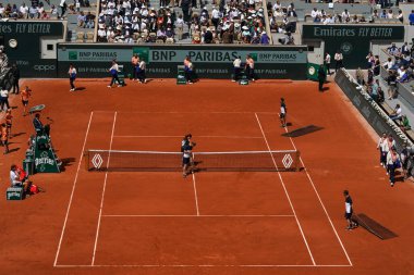 PARIS, FRANCE - 30 Mayıs 2022: Philippe Chatrier Sarayı, Fransa 'nın Paris şehrinde 2022 yılında Roland Garros' un Le Stade Roland Garros 'taki hazırlık ve bakım ekibi