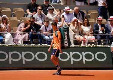 PARIS, FRANCE - 4 Haziran 2022: Top toplayıcı Wilson Roland Garros 'u Paris' teki Le Stade Roland Garros 'a tenis topu teslim ediyor. Wilson turnuvanın resmi ortağı ve raket, top, ip sağlıyor.