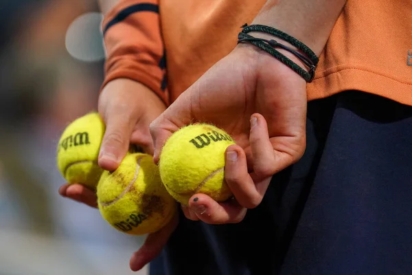 Paris Frankrike Maj 2022 Bollpojken Håller Wilson Roland Garros Tennisboll — Stockfoto