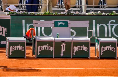 PARIS, FRANCE - 31 Mayıs 2022: Paris 'teki Le Stade Roland Garros' ta Perrier logosu olan Roland Garros tenis takımı. Perrier 30 yıldan fazladır turnuvanın resmi ortağı.