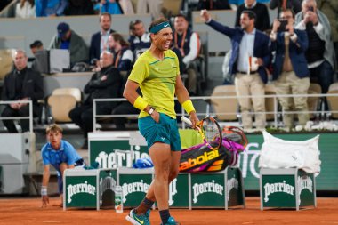 PARIS, FRANCE - 31 Mayıs 2022: İspanya Grand Slam şampiyonu Rafael Nadal, Fransa 'nın Paris kentinde Roland Garros 2022' de Sırp Novak Cokoviç 'e karşı oynadığı çeyrek final karşılaşması sonrasında zaferi kutladı