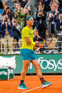 PARIS, FRANCE - 31 Mayıs 2022: İspanya Grand Slam şampiyonu Rafael Nadal, Fransa 'nın Paris kentinde Roland Garros 2022' de Sırp Novak Cokoviç 'e karşı oynadığı çeyrek final karşılaşması sonrasında zaferi kutladı