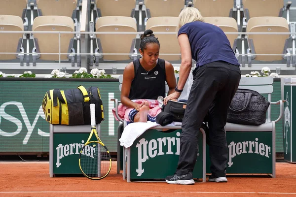 2022年5月31日 加拿大职业网球选手Leylah Fernandez在法国巴黎与Roland Garros 2022的四分之一决赛中 因脚伤在赛场上受到关注 — 图库照片