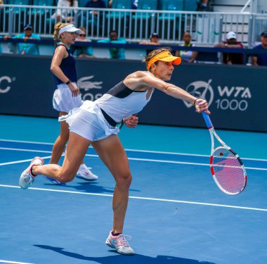 MIAMI GARDENS, FLORIDA - 30 Mart 2022: Profesyonel tenis oyuncusu Alize Cornet Miami Gardens 2022 Miami Açık Stadyumu 'nda oynanan çeyrek final bayanlar çiftler maçında