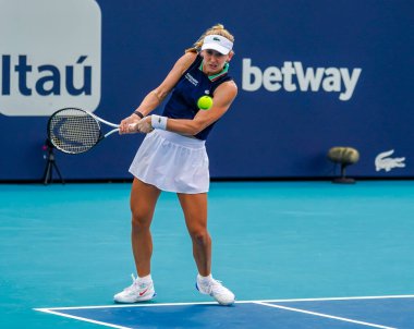 MIAMI GARDENS, FLORIDA - 30 Mart 2022: İsviçreli profesyonel tenisçi Jil Teichmann Miami Gardens 2022 Miami Açık Stadyumu 'nda oynanan çeyrek final bayanlar çiftler karşılaşmasında görev aldı