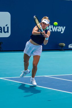 MIAMI GARDENS, FLORIDA - 30 Mart 2022: İsviçreli profesyonel tenisçi Jil Teichmann Miami Gardens 2022 Miami Açık Stadyumu 'nda oynanan çeyrek final bayanlar çiftler karşılaşmasında görev aldı