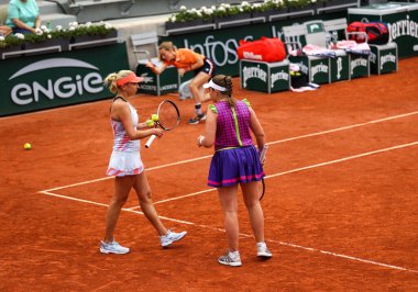PARIS, FRANCE - 3 Haziran 2022: Tenis oyuncuları Lyudmyla Kichenok (L) ve Jelena Ostapenko (LVA) Fransa 'nın başkenti Paris' te oynanan 2022 Roland Garros 'ta oynanan bayanlar yarı final karşılaşmasında