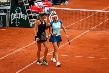 PARIS, FRANCE - 3 Haziran 2022: Fransız tenisçiler Kristina Mladenoviç (L) ve Caroline Garcia, Fransa 'nın başkenti Paris' te oynanan 2022 Roland Garros yarı final karşılaşmasında görev aldılar.