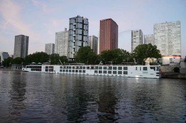 PARİS, FRANCE - 2 Haziran 2022: Fransa 'nın başkenti Paris' teki Seine Nehri boyunca bulunan Pont de Grenelle 'deki Viking Skaga nehir yolcu gemisi