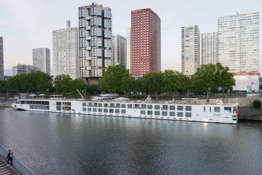 PARİS, FRANCE - 2 Haziran 2022: Fransa 'nın başkenti Paris' teki Seine Nehri boyunca bulunan Pont de Grenelle 'deki Viking Skaga nehir yolcu gemisi