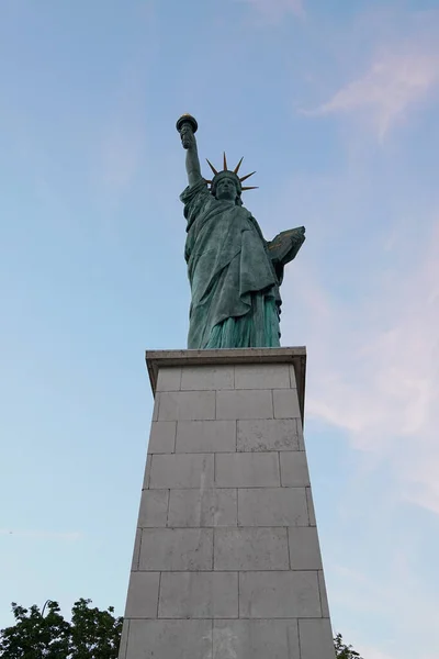 Statue Liberty Ile Aux Cygnes River Seine Paris Grandest Replica — ストック写真