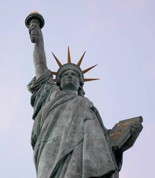 巴黎塞纳河的Cygnes岛上的自由女神像 其中最伟大的复制品就在人造小岛上的格雷诺尔桥上 — 图库照片