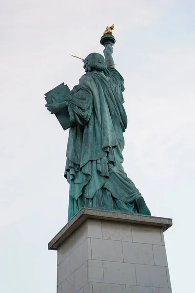 Statue Liberty Ile Aux Cygnes River Seine Paris Grandest Replica — Fotografia de Stock