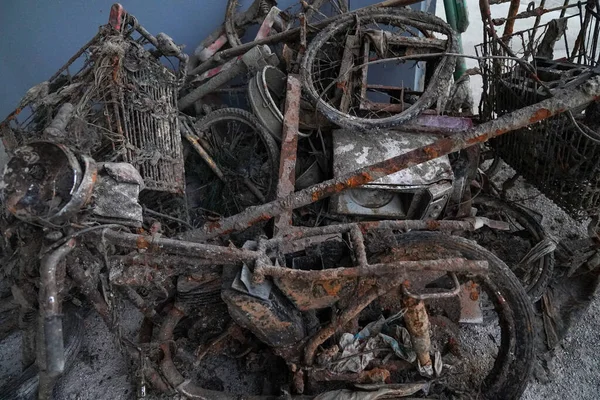 Een Verroeste Kapotte Vieze Fiets Verwijderd Uit Seine Parijs Frankrijk — Stockfoto