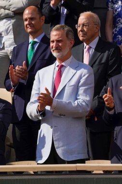 PARIS, FRANCE - 5 Haziran 2022 İspanya Kralı Felipe VI, Rafael Nadal ve Casper Ruud arasında Fransa 'nın başkenti Paris' te oynanan 2022 Roland Garros maçına katıldı.