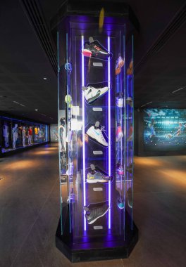 ISLA MUJERES, MEXICO - 25 Nisan 2022: Rafa Nadal Müzesi, Kosta Mujeres, Meksika 'daki Rafa Nadal Tenis Merkezi' nde sergilenen imzalı tenis ayakkabıları