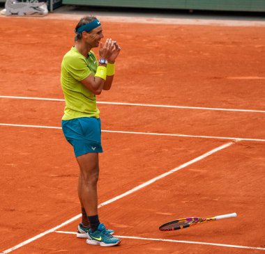 PARIS, FRANCE - 5 Haziran 2022 Roland Garros İspanya şampiyonu Rafael Nadal, Fransa 'nın başkenti Paris' te oynanan 2022 Roland Garros 'un erkekler tekler final maçı sonrasında Casper Ruud' a karşı kazandığı zaferi kutladı.