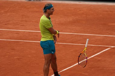 PARIS, FRANCE - 5 Haziran 2022 Roland Garros İspanya şampiyonu Rafael Nadal, Fransa 'nın başkenti Paris' te oynanan 2022 Roland Garros 'un erkekler tekler final maçı sonrasında Casper Ruud' a karşı kazandığı zaferi kutladı.