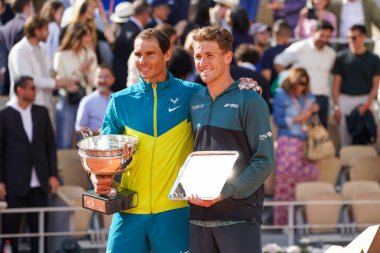 PARİS, FRANCE - 5 Haziran 2022 Roland Garros Şampiyonu Rafael Nadal (L) ve Norveçli Casper Ruud Fransa 'nın başkenti Paris' teki Philippe Chatrier 'de düzenlenen erkekler tekler finalinin ardından ödül töreni sırasında