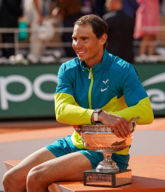 PARIS, FRANCE - 5 Haziran 2022 Roland Garros Şampiyonu Rafael Nadal, Norveç 'li Casper Ruud' a karşı Fransa 'nın başkenti Paris' teki Philippe Chatrier Sarayı 'nda oynanan kupa gösteriminde