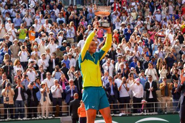 PARIS, FRANCE - 5 Haziran 2022 Roland Garros Şampiyonu Rafael Nadal, Norveç 'li Casper Ruud' a karşı Fransa 'nın başkenti Paris' teki Philippe Chatrier Sarayı 'nda oynanan kupa gösteriminde