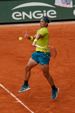PARIS, FRANCE - 5 Haziran 2022: İspanya Grand Slam şampiyonu Rafael Nadal, 2022 'de Fransa' nın Paris kentinde Norveçli Casper Ruud 'a karşı oynadığı son maçta