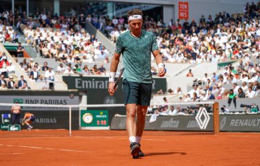 PARIS, FRANCE - 5 Haziran 2022: Norveç 'ten profesyonel tenisçi Casper Ruud, İspanya' dan Rafael Nadal ile 2022 'de Paris, Fransa' da oynanan final maçında