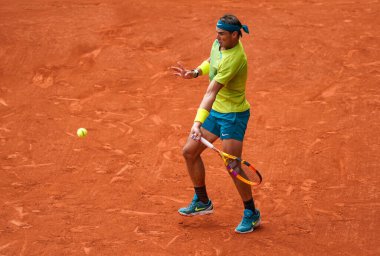 PARIS, FRANCE - 5 Haziran 2022: İspanya Grand Slam şampiyonu Rafael Nadal, 2022 'de Fransa' nın Paris kentinde Norveçli Casper Ruud 'a karşı oynadığı son maçta