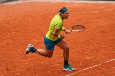 PARIS, FRANCE - 5 Haziran 2022: İspanya Grand Slam şampiyonu Rafael Nadal, 2022 'de Fransa' nın Paris kentinde Norveçli Casper Ruud 'a karşı oynadığı son maçta