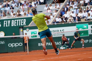 PARIS, FRANCE - 5 Haziran 2022: İspanya Grand Slam şampiyonu Rafael Nadal, 2022 'de Fransa' nın Paris kentinde Norveçli Casper Ruud 'a karşı oynadığı son maçta