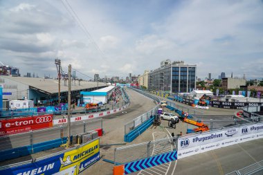 NEW YORK - 10 Temmuz 2021: ABB Formula E Dünya Şampiyonası 'nın 10. yarışı için hazırlıklar Red Hook, Brooklyn' de New York E-Prix