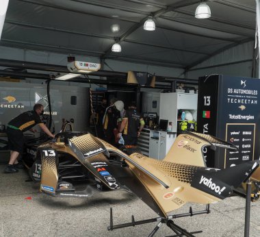NEW YORK - 10 Temmuz 2021: DS TECHEETAH Ekibi profesyonel yarışçı Antonio Felix Da Costa için yarış arabası 13 'ü 2021 yılında Brooklyn' deki takım garajında hazırlayın.