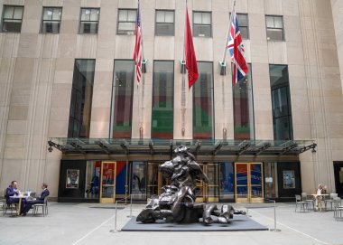 NEW YORK CITY - 12 Mayıs 2022: Christie 'nin New York' taki Rockefeller Plaza 'daki ana merkezi. Christie dünyanın en büyük sanat işi ve güzel sanatlar müzayede evi.