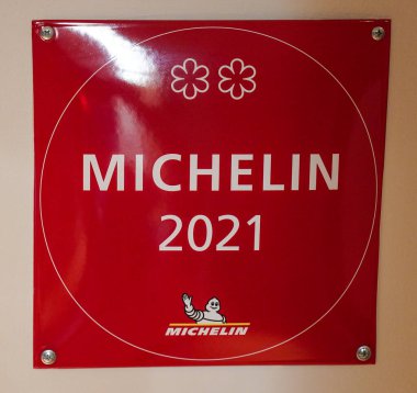 NEW YORK - 16 Temmuz 2022: Manhattan şehir merkezindeki Two Star Michelin Aquavit restoranında İki Yıldız Michelin Rehberi plaketi