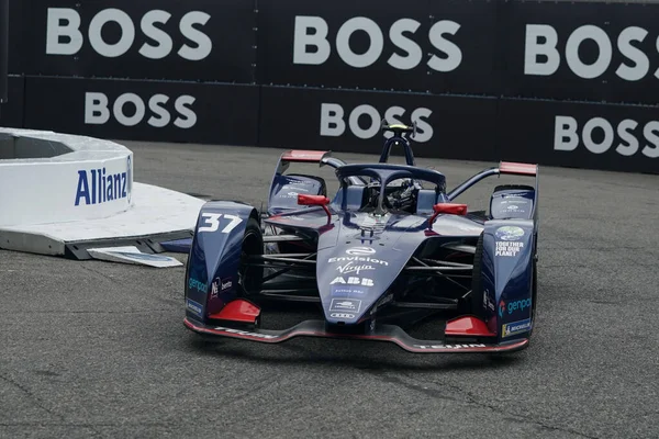 NEW YORK - 10 Temmuz 2021: Envision Yarış Takımı 'ndan Nick Cassidy (37) 2021 ABB Formula E Dünya Şampiyonası' nda Formula E-Prix yarışı 10 'da Red Hook