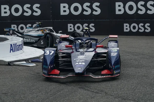 NEW YORK - 10 Temmuz 2021: Envision Yarış Takımı 'ndan Nick Cassidy (37) 2021 ABB Formula E Dünya Şampiyonası' nda Formula E-Prix yarışı 10 'da Red Hook