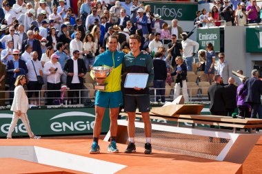 PARİS, FRANCE - 5 Haziran 2022 Roland Garros Şampiyonu Rafael Nadal (L) ve Norveçli Casper Ruud Paris 'teki Philippe Chatrier Sarayı' nda düzenlenen erkekler tekler finalinden sonra ödül töreni sırasında