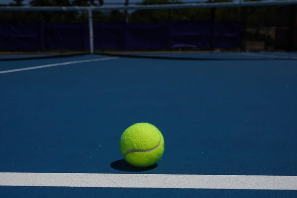 Tennis Ball Outdoor Court — 图库照片