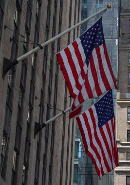 Yapı arka planında Amerikan bayrakları görünümü