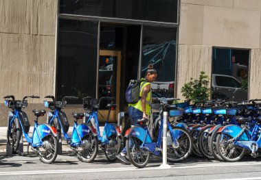 NEW YORK - 21 Temmuz 2022: Manhattan şehir merkezinde Citi motosikleti kiralayan tanımlanamayan bisikletçi 