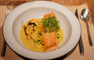 Mısır Fındık Kabuklu Somon, gurme restoranında servis edilir.