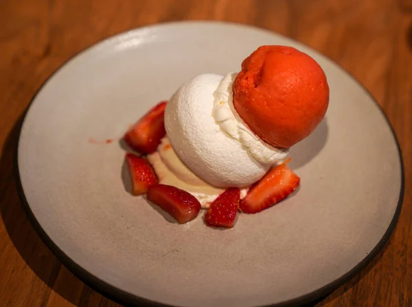 Strawberry Pavlova Dessert Served Gourmet Restaurant — Foto de Stock