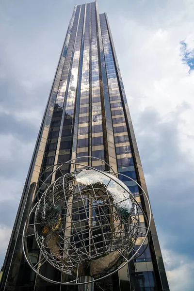 New York Luglio 2022 Globo Davanti Trump International Hotel Tower — Foto Stock