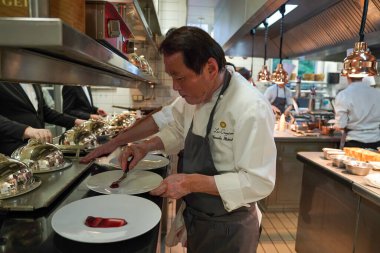 REIMS, FRANCE - 26 Mayıs 2022: İki Yıldızlı Michelin 'de aşçı yardımcısı Umada Hideaki ve Reims' de klasik bir Fransız oteli olan Domaine Les Crayeres 'deki Relais Chateaux ödüllü restoran Le Parc