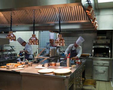 REIMS, FRANCE - 26 Mayıs 2022: Reims 'de klasik bir Fransız oteli olan Domaine Les Crayeres' deki Two Star Michelin ve Relais Chateaux ödüllü restoran Le Parc 'da mutfak