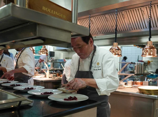 REIMS, FRANCE - 26 Mayıs 2022: İki Yıldızlı Michelin 'de aşçı yardımcısı Umada Hideaki ve Reims' de klasik bir Fransız oteli olan Domaine Les Crayeres 'deki Relais Chateaux ödüllü restoran Le Parc